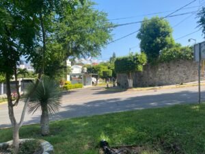 Entrada con caseta de seguridad – Casa en Burgos de Cuernavaca, Temixco