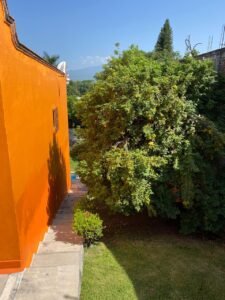 Escalera que independiza el salón – Casa en Burgos de Cuernavaca, Temixco